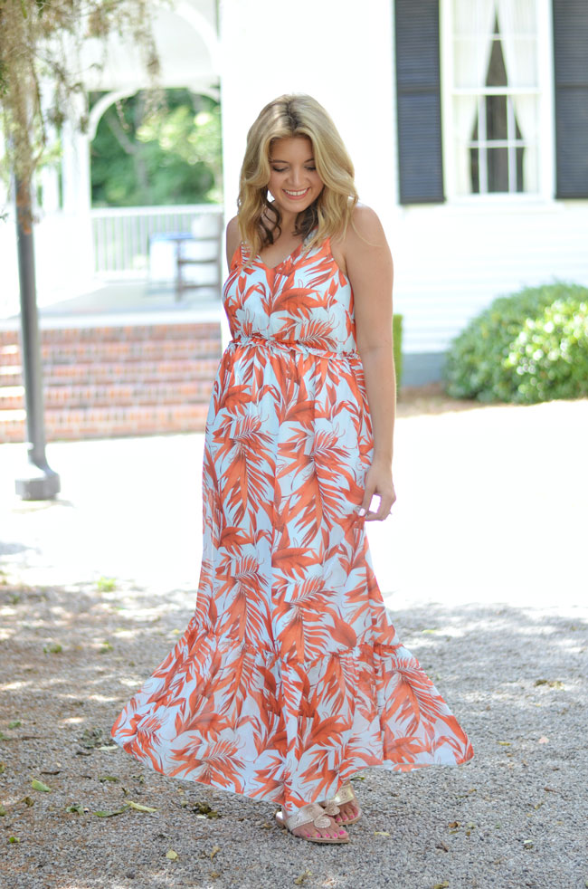chic summer outfit - palm print maxi dress | www.fizzandfrosting.com